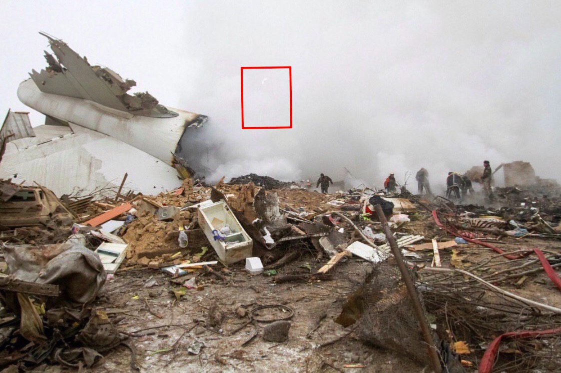 Фото призрака пилота на месте крушения "Боинг-747" заставило ученых поверить в паранормальные явления