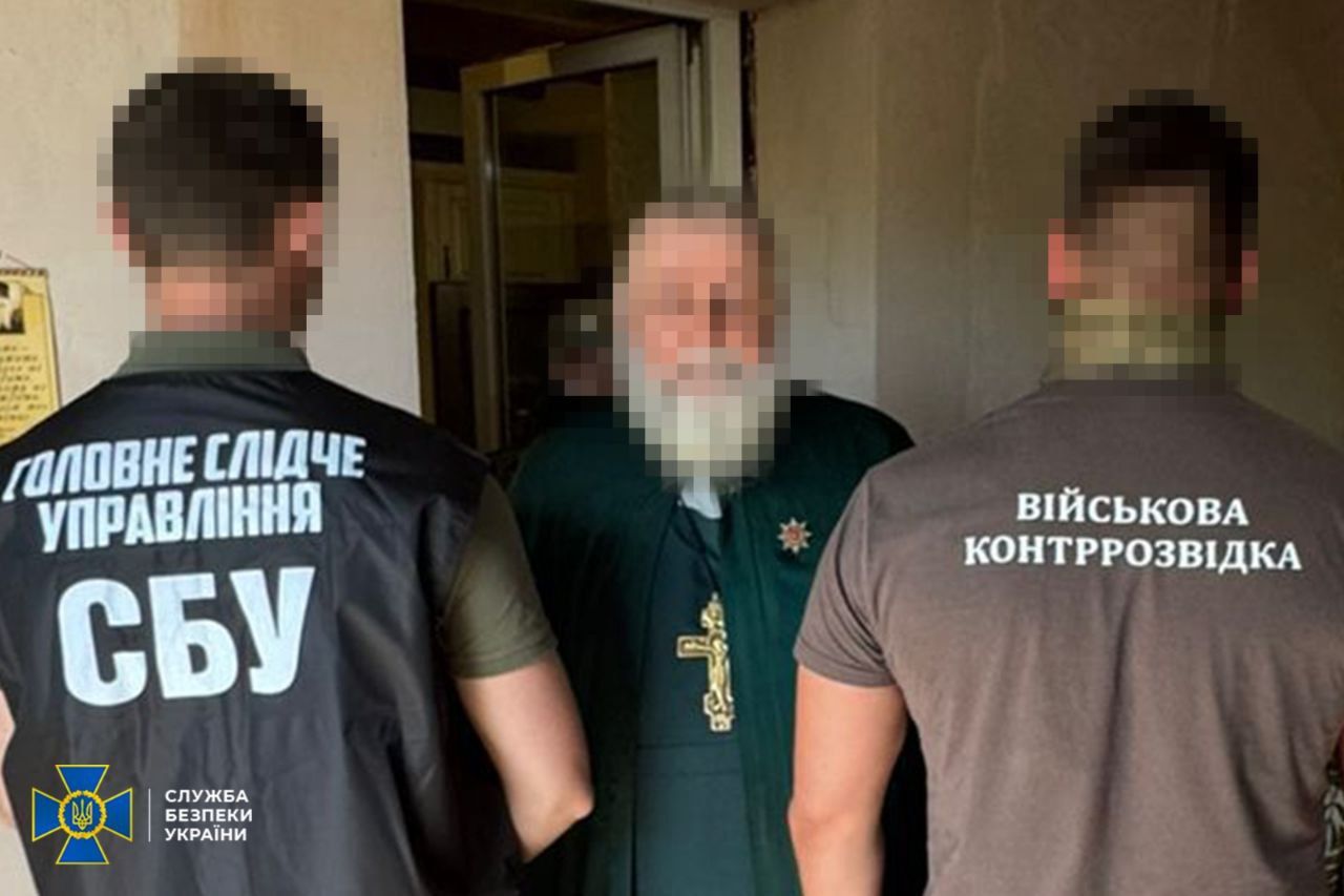 В Запорожье раскрыта сеть ГРУ: у координатора, священника УПЦ (МП), изъят паспорт РФ и автомат – СБУ