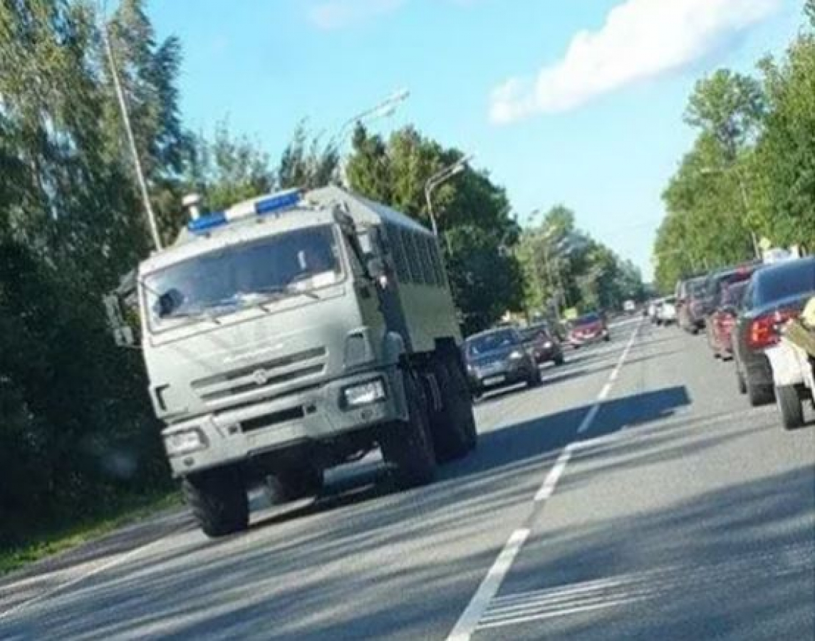 Соцсети: Россия направила в Беларусь автозаки Росгвардии и военную технику: колонна попала на видео