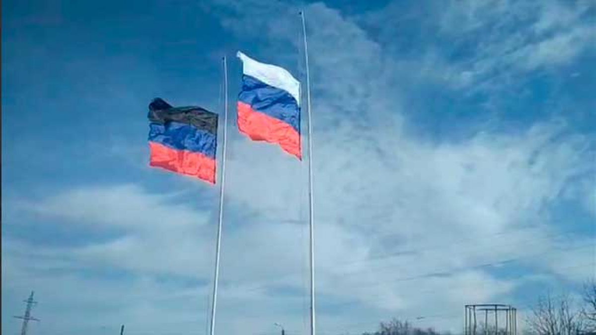 В оккупированном Донецке сорвали и сожгли флаг России: украинские партизаны начали волну диверсий