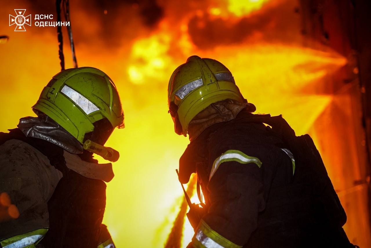 В Одесской области начались масштабные пожары на объектах инфраструктуры после ударов армии РФ