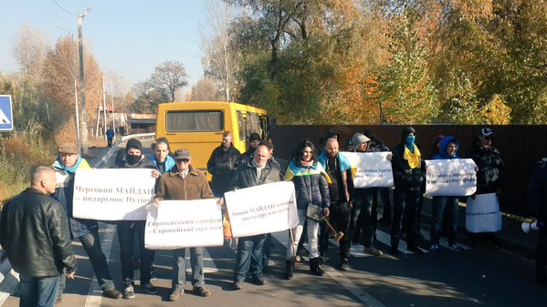 ПороШокин - лицо коррупции: активисты Автомайдана добрались до дома Порошенко в сопровождении чучела