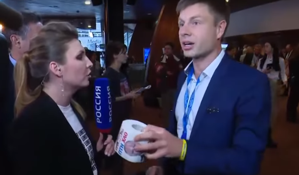 Гончаренко в прямом эфире подарил Скабеевой рулон туалетной бумаги с лицом Путина - видео