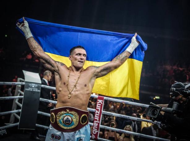 Усик вернулся в Украину настоящим героем после триумфального чемпионского поединка - кадры