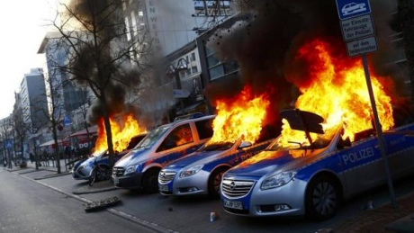 Акции протеста в Германии: баррикады и сожженные машины