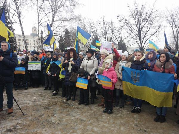"Марш мира" в Краматорске: участники скандировали "Я - Волноваха" и "Донбасс - это Украина"