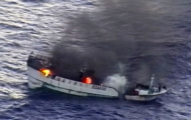 В Тихом океане терпит бедствие судно с рыбаками: траулер охвачен мощным пламенем, на борту более 50 человек