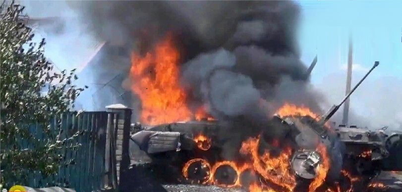 ВСУ шквальным ударом подорвали бронетехнику оккупантов под Донецком: уничтожены две БМП, подорван ангар - видео