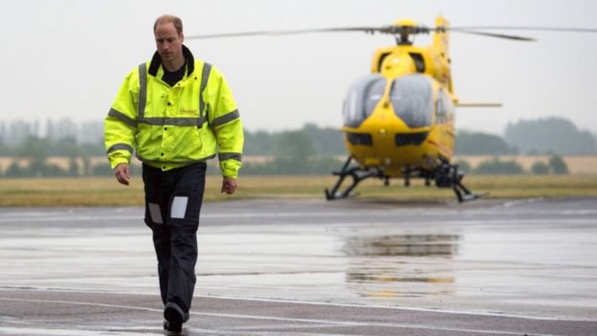 "Нужно спасать людей", - принц Уильям возвращается на должность пилота санитарной авиации 