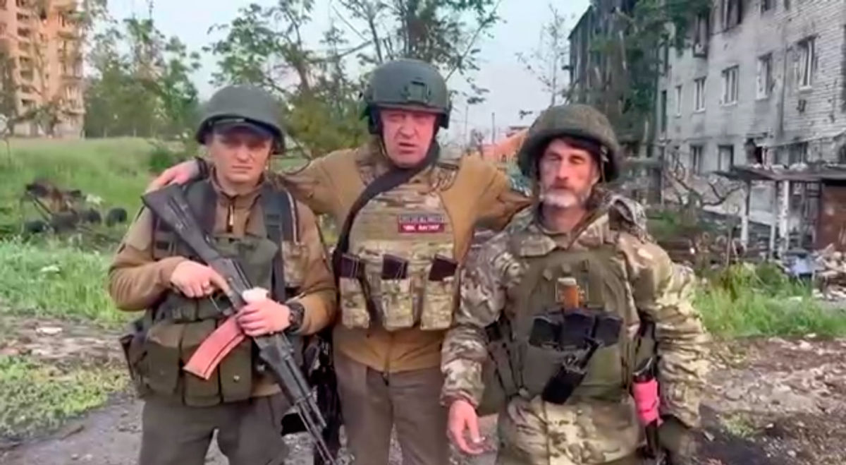 ​"Оставляю Бибера и Долика, которые помогут ВС РФ сдержать ВСУ в Бахмуте", – Пригожин снова троллит Шойгу