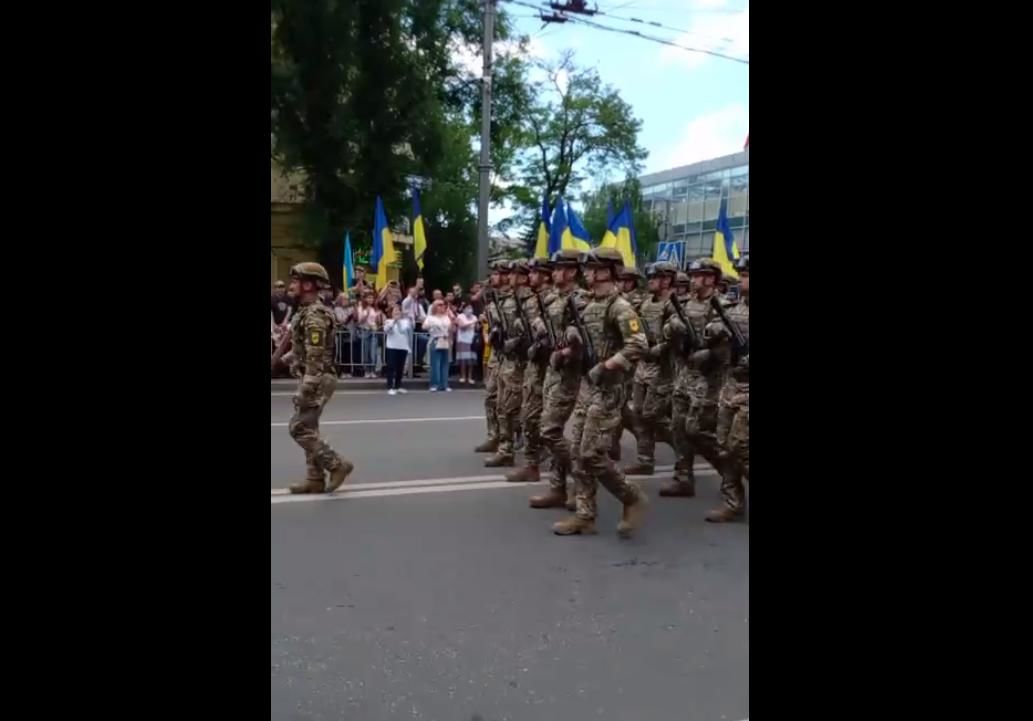 Жители Мариуполя массово приветствуют бойцов ВСУ фразой "Слава Украине!": появилось видео