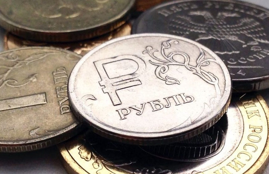 ​Инвесторы не верят в нацвалюту РФ и бегут: эксперт призвал россиян готовиться к курсу 90 рублей за доллар