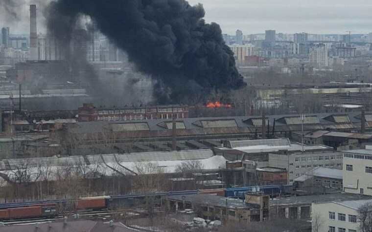В России крупный пожар на военном "Уралмашзаводе": крыша рухнула, над цехами черный дым