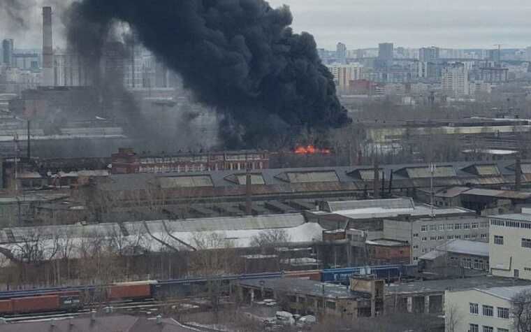 У Росії велика пожежа на військовому "Уралмашзаводе": дах звалився, над цехами чорний дим