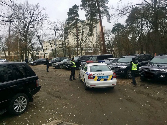 В элитном ресторане Киева полицейские задержали 60 участников криминальной сходки – кадры