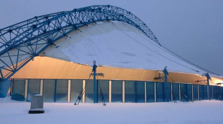 В Гомеле под весом снега упала крыша уличного катка: известны подробности - кадры