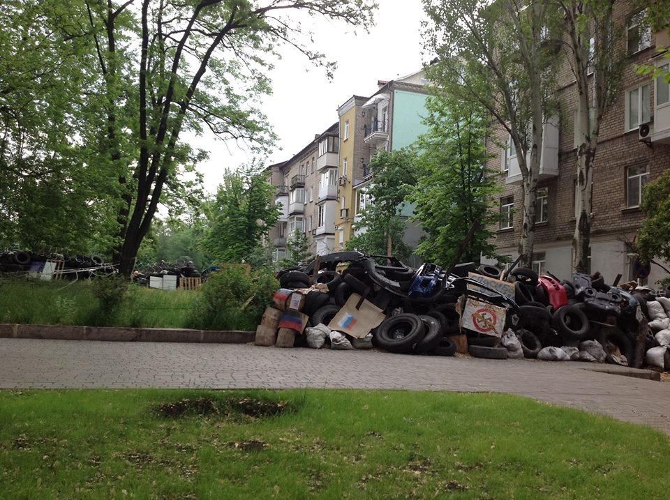 Последствия авиаудара по городу Снежное 15.07.2014: Жители просят Путина ввести войска