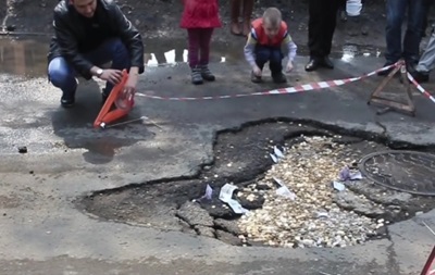 В Приморье автолюбители засыпали яму на дороге деньгами
