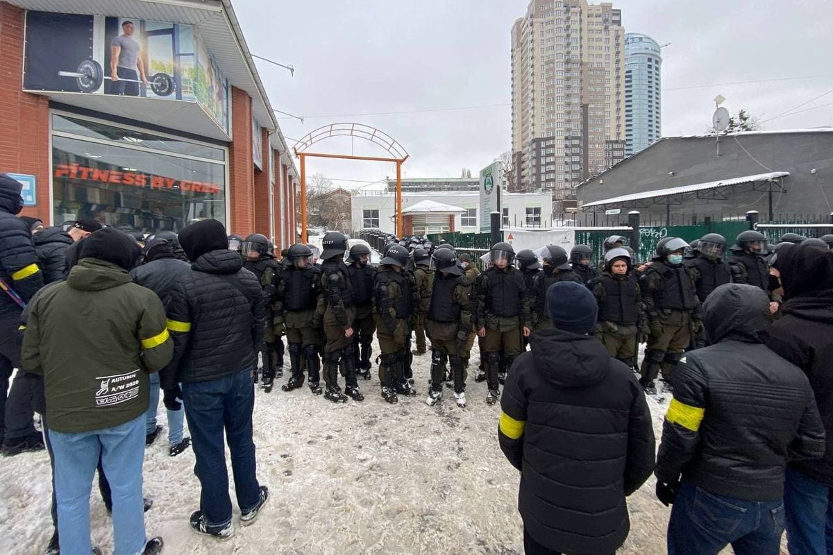 В Киеве начались задержания "титушек Кивы", заблокированных "Нацкорпусом", - они оказывают сопротивление
