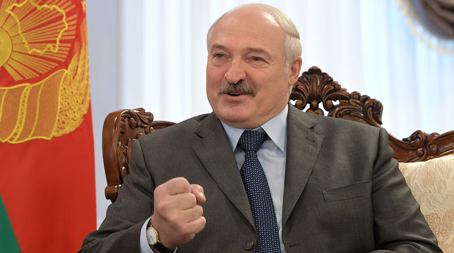 Лукашенко о ситуации с коронавирусом в России: "Страна полыхает от эпидемии"