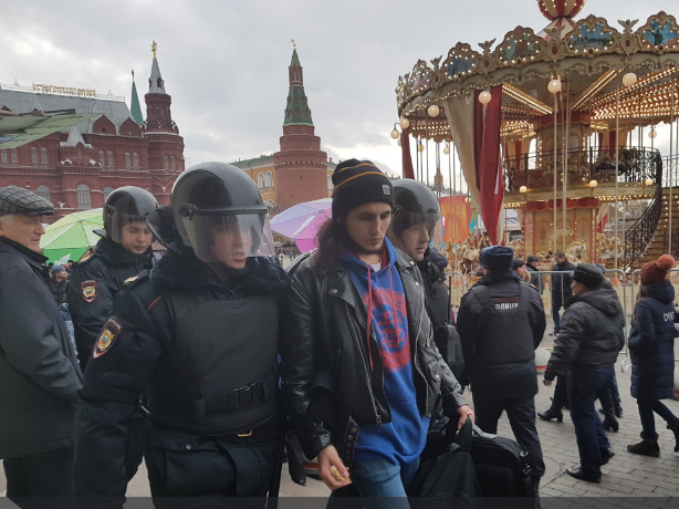 На Манежной площади в Москве правоохранители задержали около 300 митингующих, - фото