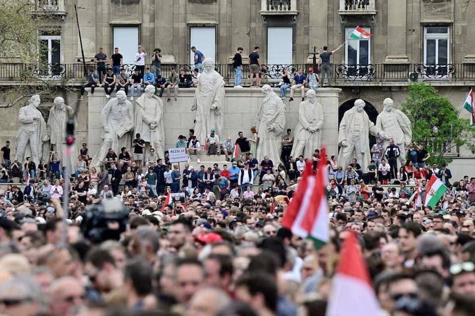 Десятки тысяч венгров вышли на протест против Орбана: вскрылся громкий скандал 