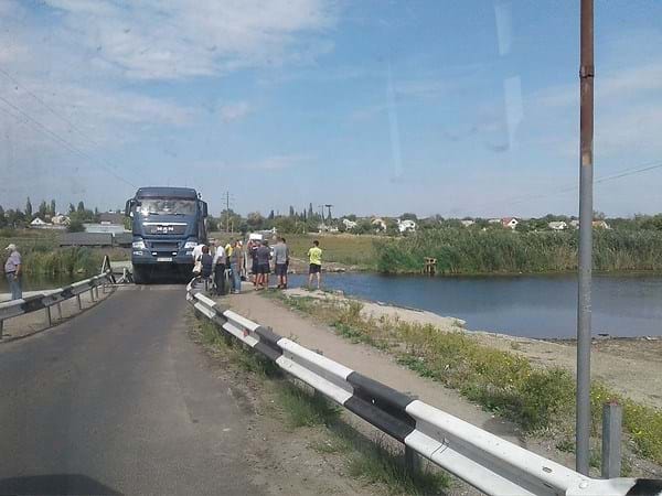 На реке Ингул вместе с обрушившимся мостом под воду едва не ушел грузовик с водителем, - опубликованы кадры
