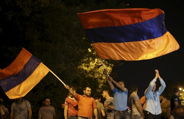 Полиция Еревана разбирает баррикады митингующих
