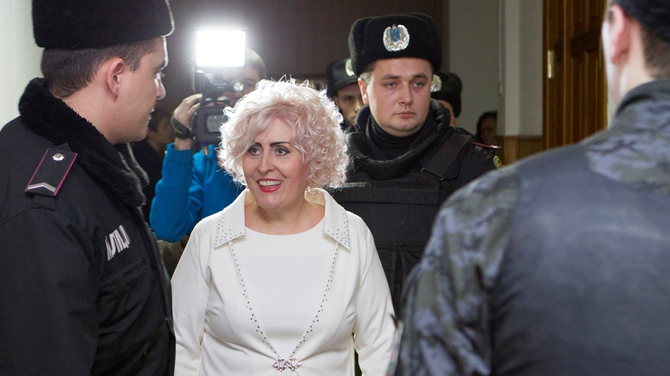Одиозная Неля Штепа провела первую ночь на воле с двумя полицейскими