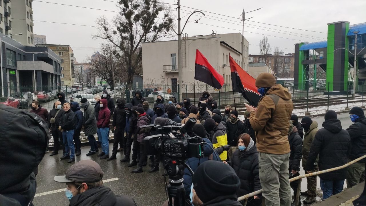 Телеканал "НАШ" пикетируют "С14" и националисты – начались столкновения с полицией