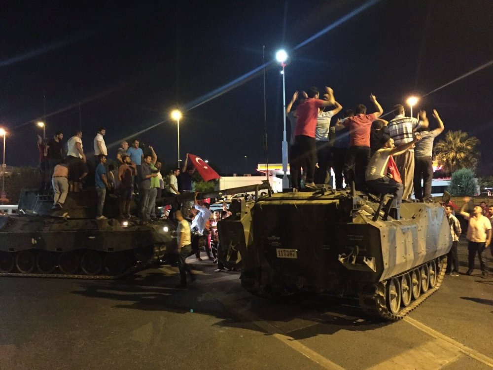 В аэропорту Стамбула восставшие военные сложили оружие, а ряд высших военных чиновников выступили против мятежников 