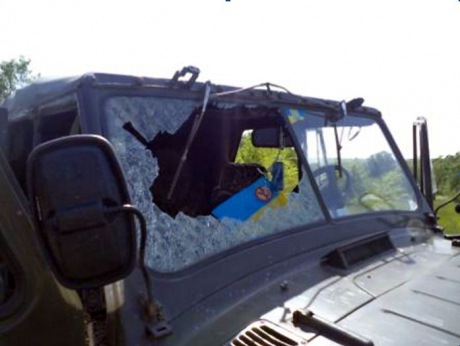 В Донбассе на подконтрольной Киеву территории обстреляли машину СЦКК