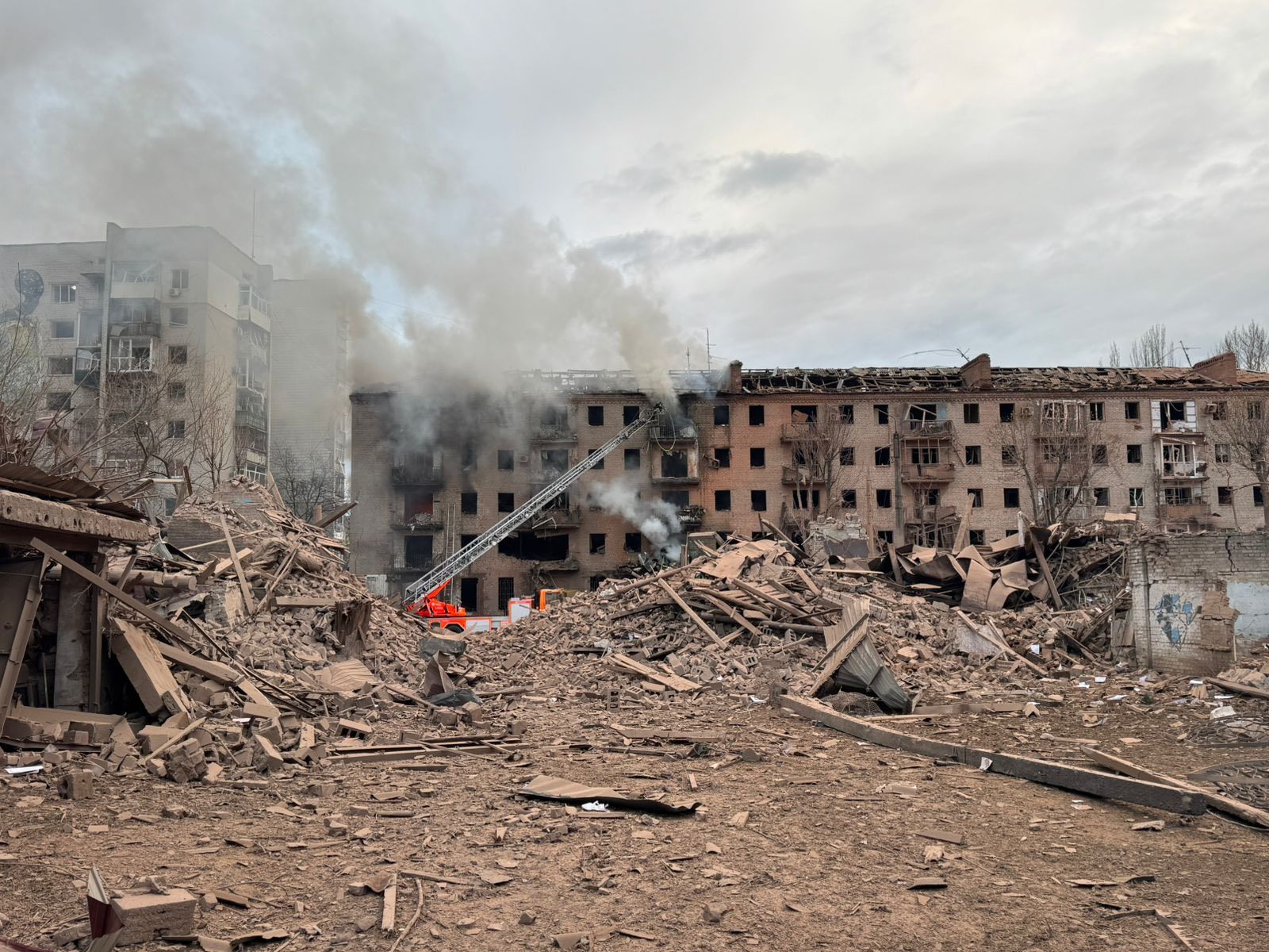 Оккупанты РФ ударили ФАБ-1500 по центру Славянска – разрушен исторический объект, есть пострадавшие 