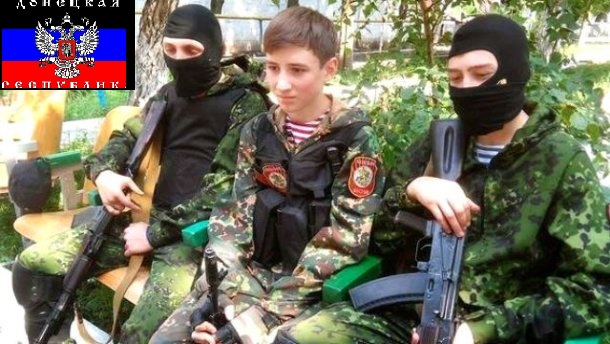 "Здесь детей растят патриотами "рус**ого мира", а не бандеровцами, как в Украине!" - боевики  показали военный лагерь на Донбассе, в котором детей учат убивать "украинских фашистов". Соцсети возмущены - кадры