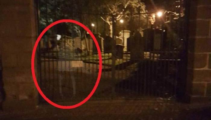 Шотландец наткнулся на "привидение" у ворот старого кладбища - прозрачный силуэт удалось зафиксировать на камеру: эти кадры по-настоящему ужасают