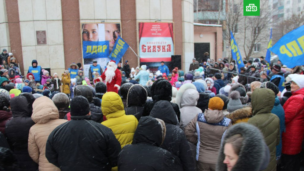 В Курске сотни россиян чуть не задавили детей в очереди за бесплатными конфетами и календариками от Жириновского, - кадры