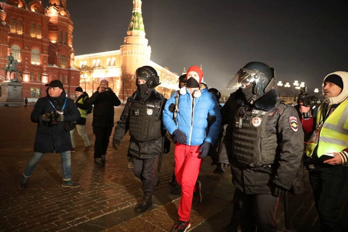 ​В центре Москвы первые задержания - в автозаки бросают гуляющих россиян, замечены силовики с пушками