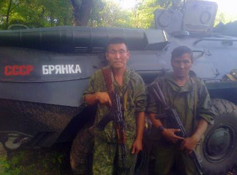 Приехали защищать Донбасс: Сеть поразило фото двух российских оккупантов в "ЛДНР"