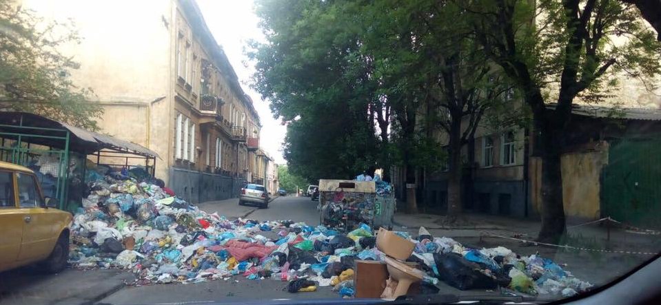 "Мусорная" война во Львове набирает обороты - горожане заблокировали еще одну улицу (кадры)