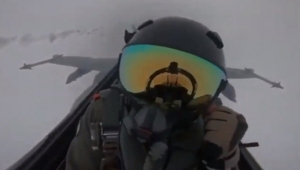 Истребитель F-18 в полете поразила молния - кадры