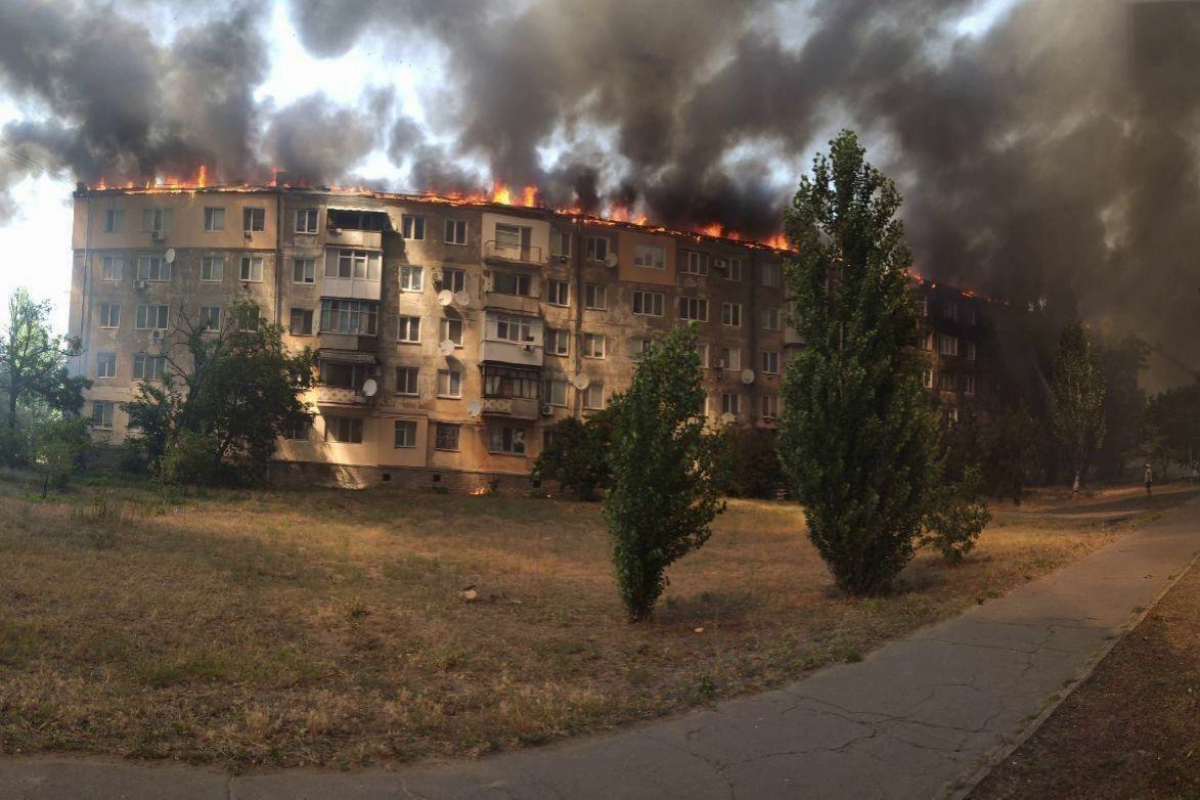 ​Пожар в 5-этажке в Новой Каховке: вся крыша охвачена огнем, арестован вероятный поджигатель