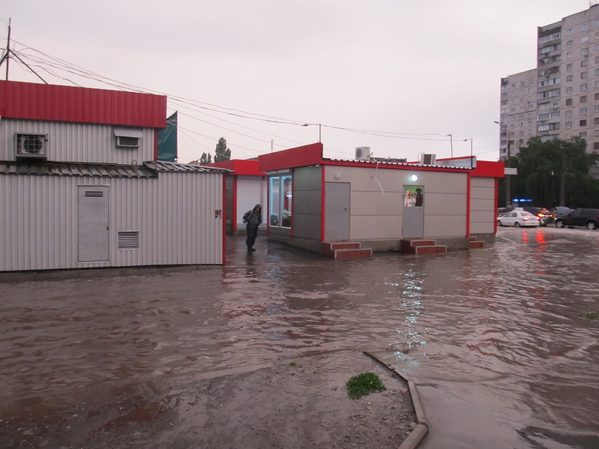 Ливень в Харькове: люди добирались домой вплавь