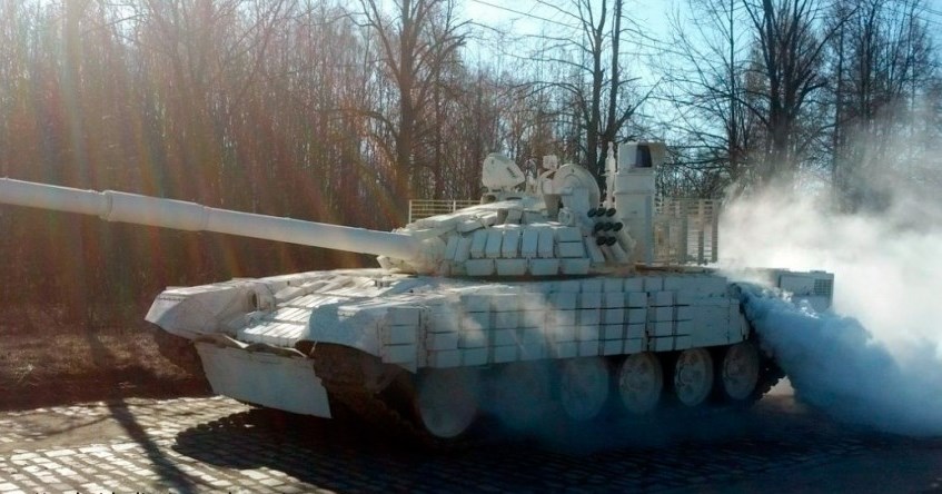 Расплата, которая ждет всех наемников из РФ: в районе Авдеевки уничтожен российский модернизированный танк Т-72 "Белый орел" - кадры