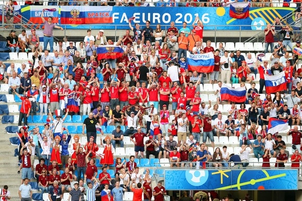 Во Всероссийском объединении болельщиков потери - четверых отчаянных фанатов депортировали из Франции, не пустив на матч со Словакией