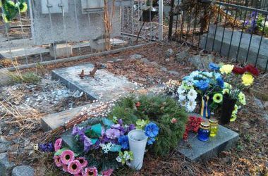 В Киеве с могилы украинского писателя пропал памятник