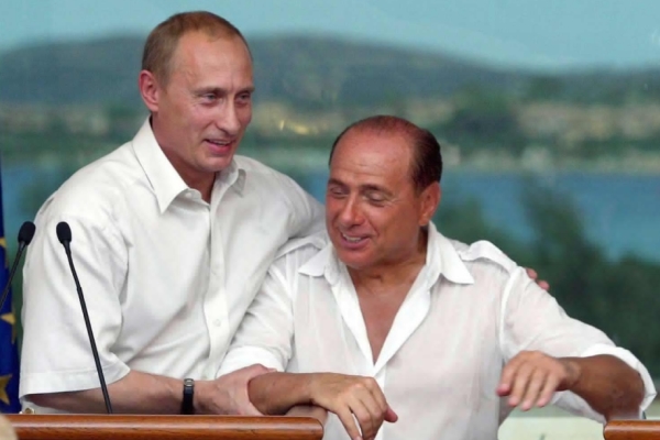 В лучших традициях "совка": Берлускони подарил Путину пододеяльник на День рождения