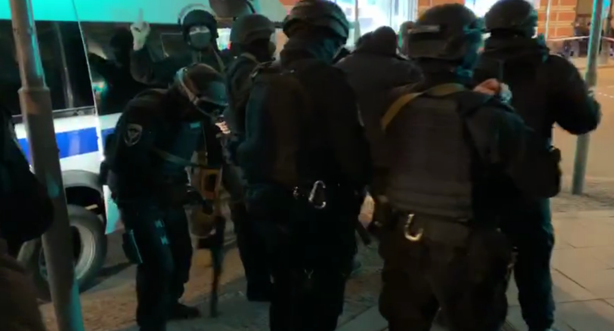 В центре Москвы паника, спецназ готовится к штурму у ФСБ: водители бросают свои авто и бегут - видео