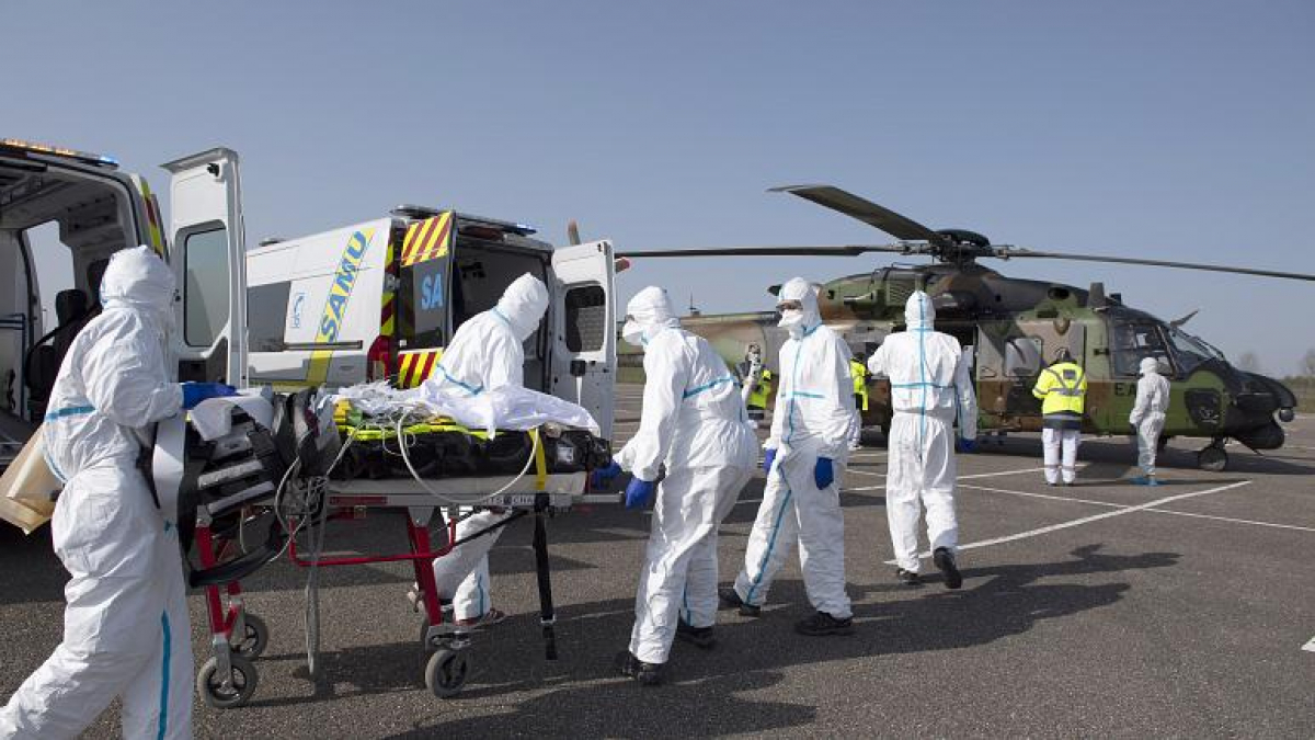 Коронавирус во Франции: 4 376 новых случаев заражения, больных забирают на военных вертолетах в соседние страны 