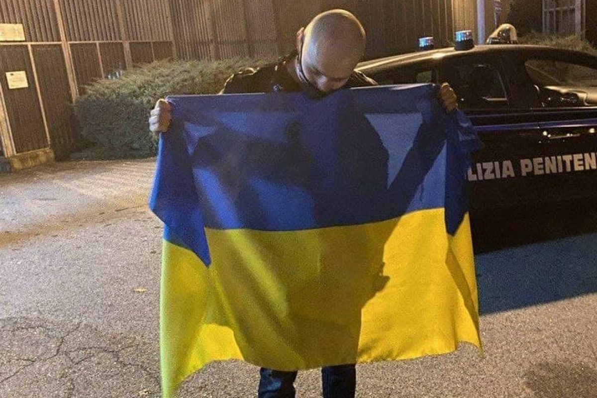 ​Первые минуты Маркива на свободе сняли на видео - нацгвардеец с флагом обратился к Украине