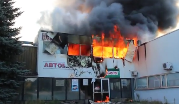 На въезде в Луганск сгорело СТО